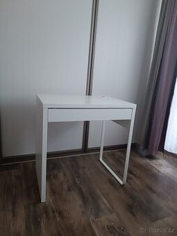Psací stůl Micke Ikea