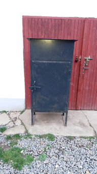 Kovová skříň, na elektřinu