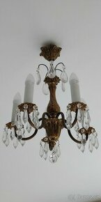 Mosazný lustr s křištálovými ověsy