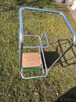 konstrukce z chromovaných trubek