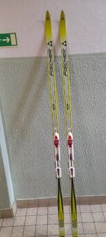 Běžecká lyže Fischer a hůlky Leki - 1