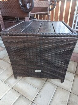 Zahradní stolek z umělého ratanu