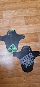 Chrániče  na kola,  ohebný  blatník na přední  kolo