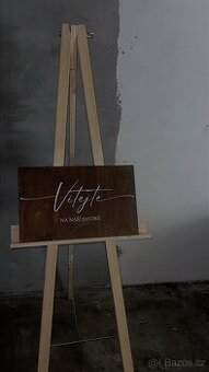 Stojan s uvítací cedulí na svatbu