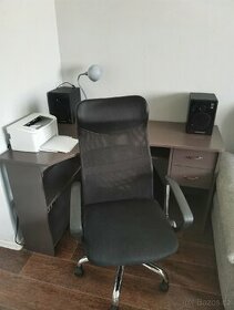 Rohový kancelářský stůl a židle