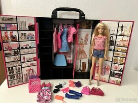 Barbie s šatní skříňkou