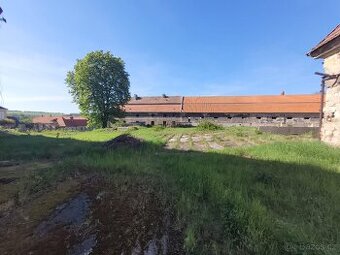 Statek 18.500 m2 s budovami a památkově chráněným zámkem
