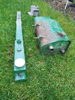 John Deere spodní tažná lišta, přídavná nádrž