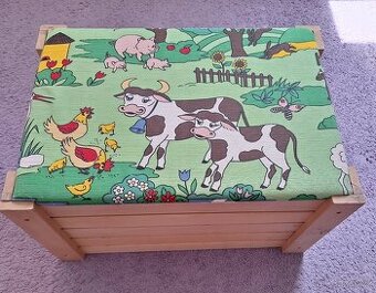 Dřevěný úložný box na hračky + plyšáci zdarma