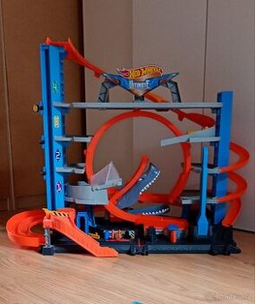 Hot Wheels velká dráha garáž se žralokem - 1