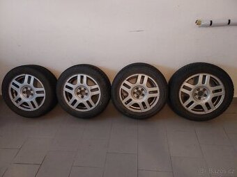 Lilá kola vw golf 4 zimní pneu....