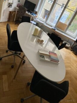 Stůl a 4 černé židle IKEA