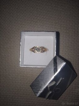 Pozlacený prsten s modrými diamanty+certifikát