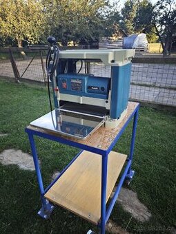 Protahovačka Makita 2012NB se stolem na kolečkách