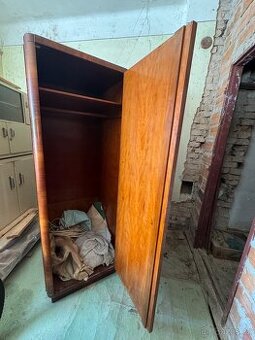 Starožitná šatní skříň