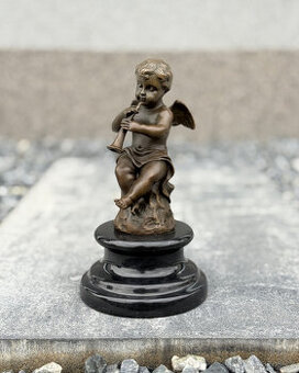Bronzová socha Putto s flétnou andělská soška dítěte bronz
