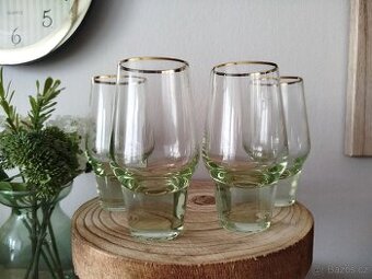 4 sklenice s plným dnem