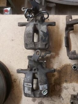 Zadní brzdové třmeny (brzdiče) Škoda Octavia 2