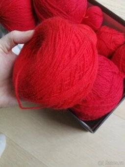 Pletací příze červené