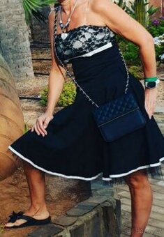 Krásné černé šaty bez ramínek