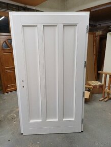 Bílé vchodové dveře masiv smrk