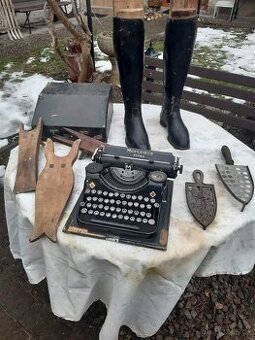 Psací stroj, boty, dekorace atd.
