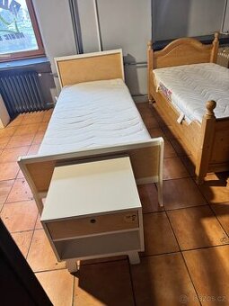Pěkné použité jednolůžko se stolkem  90x200 cm komplet