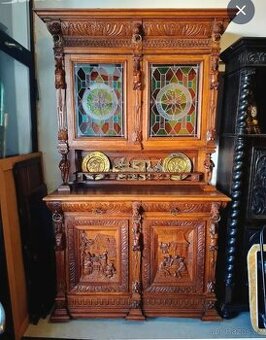 Starožitný vyřezávaný příborník s vitráží