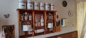 Police s porcelánem