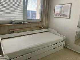dvoulůžková bílá postel s šuplíkem - 1