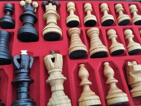 Velké 54x54cm dřevěbné vyřezávané, vypalované šachy