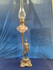 Figurální petrolejová lampa Francie