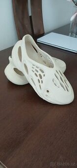 Kopie yeezy foam runners. Krémová