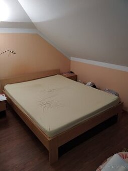 Manželská postel a/nebo regály (boxy) pod postel