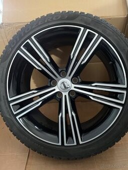 Original zimni Volvo V60 S60 r19 + Pirelli 235/40/19 95%