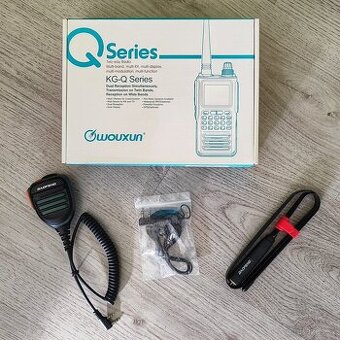 Wouxun KG-Q330 + další anténa, mikrofon, headset – TOP stav