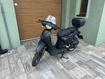 Silniční skútr Maxon Scuola 125