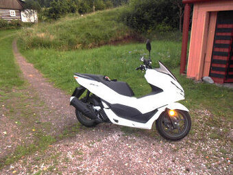 prodam hondu p.c.x.125 ccm,rok 2023 najeto 5500km.