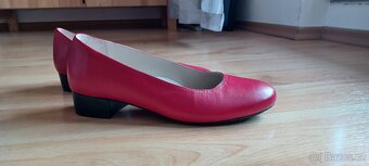 Dámské nové kožené lodičky vel. 5 (38)