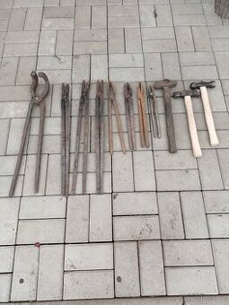 Kovářské nářadí,kleště,kladivo.