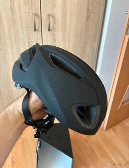 Oakley helma na kolo