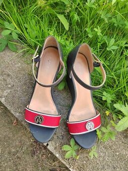 Boty Tommy Hilfiger č. 40 na vyšší platformě