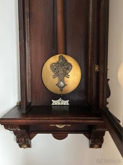 Hodně zdobené starožitné hodiny