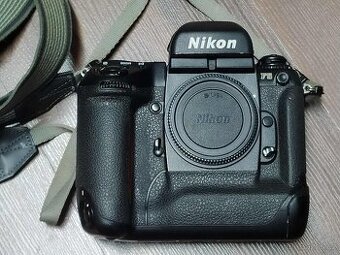 Prodám špičkový analogový fotoaparát Nikon F5