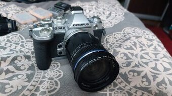 Olympus OM-D E-M1 s objektivem 14-150 a příslušenstvím