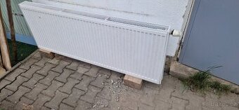 Prodám deskové radiátory s termohlavicemi – 1x velký, 2x mal