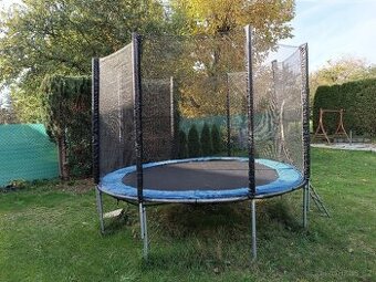 Prodám trampolínu o průměru 3,05 m v zachovalém stavu.