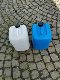 Kanystry plast 20Ltr. Bílé a modré za 60Kč, 15Ltr. 50Kč. PM