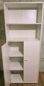 Starší bílá IKEA skříň