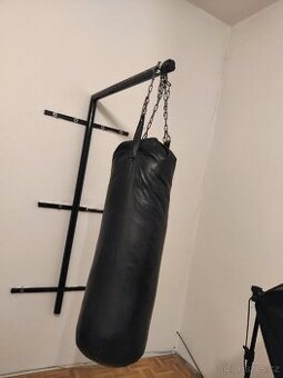 Boxovací pytel s rukavicemi
